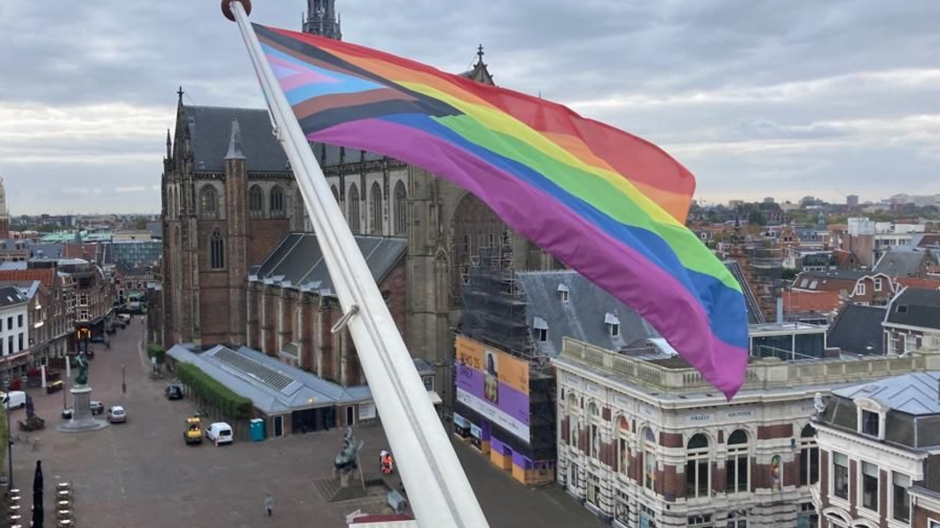 Regenboogvlag Stadhuis