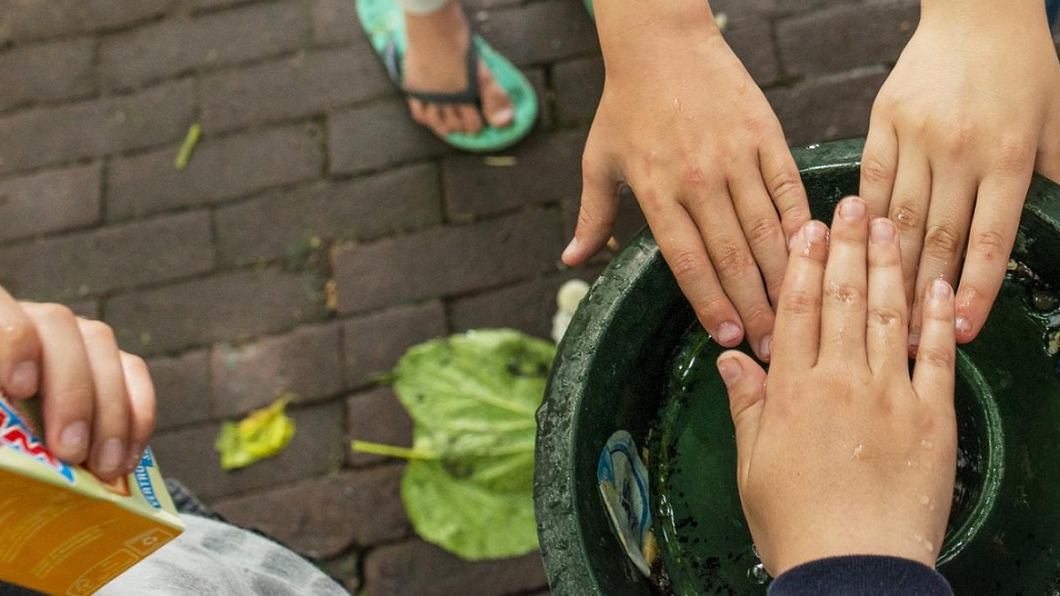 Waterfontijn-kind houd water tegen