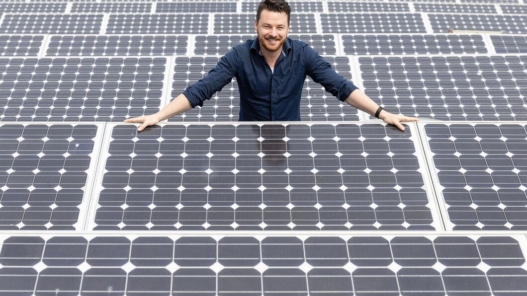 Robbert op zonnepanelen dak