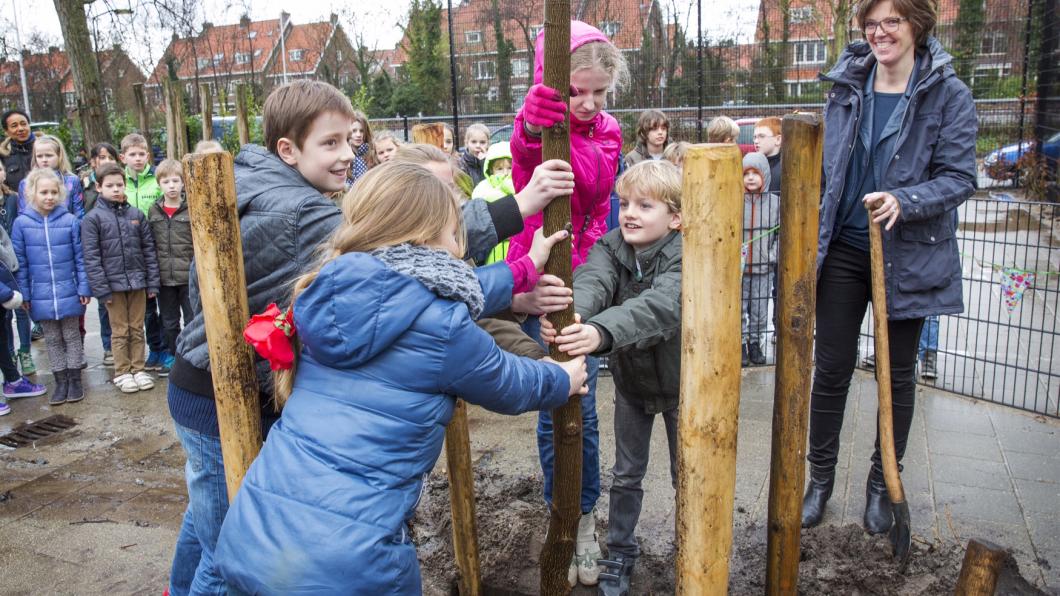 Kinderen en Wethouder Sikkema planten boom - foto Jurriaan Hoefsmit _JH_5078 Cora-Yfke Sikkema, Jurriaan Hoefsmit.jpg