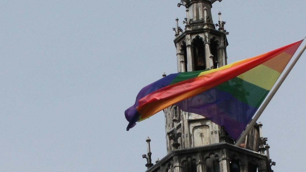 regeboogvlagstadhuis_poetinhalfstokafgesneden.jpg