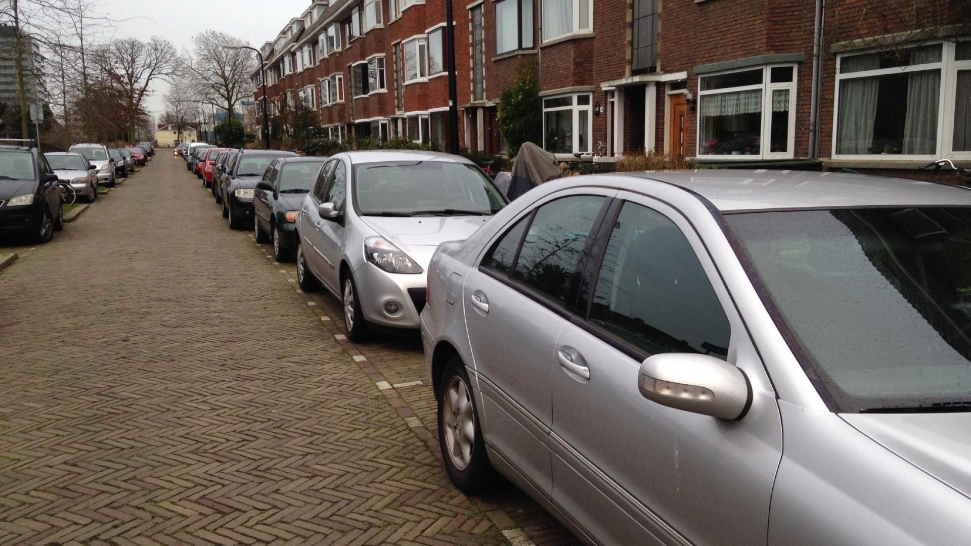 Geparkeerde auto's in woonwijk