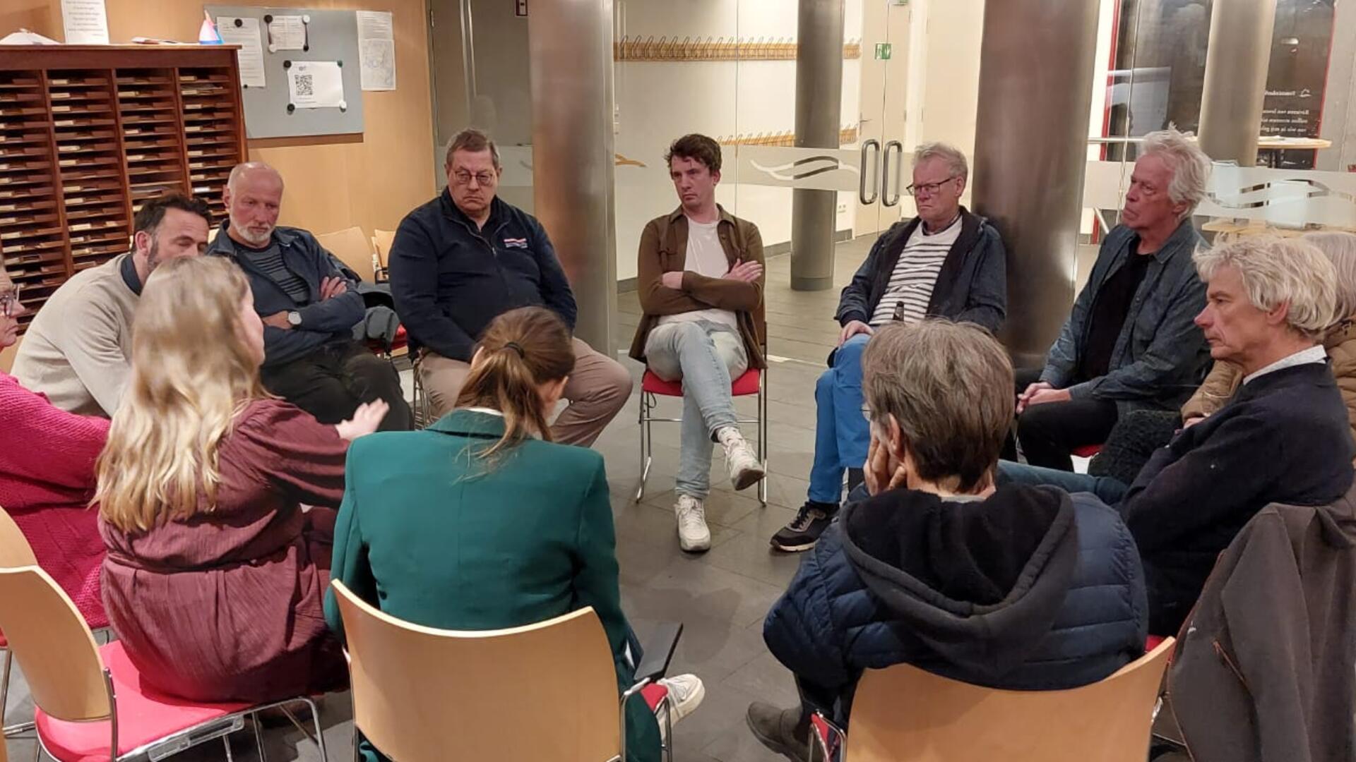 Leden van GroenLinks zitten in een kring en bespreken de lokale linkse samenwerking