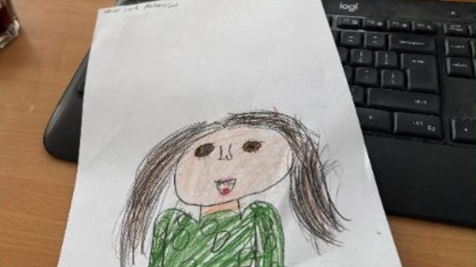 Kindertekening op een bureau