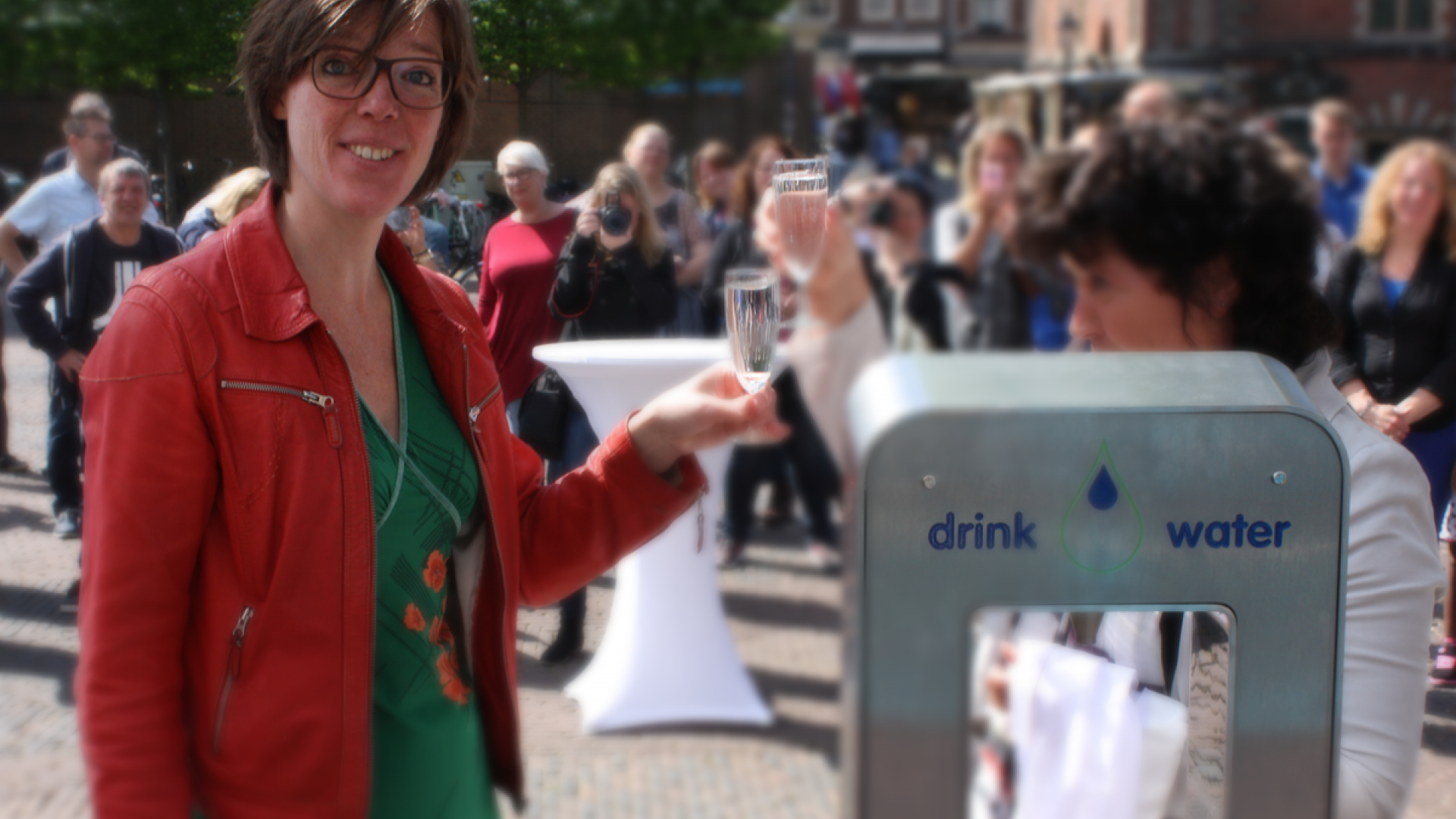 Cora Yfke Sikkema heft glas water