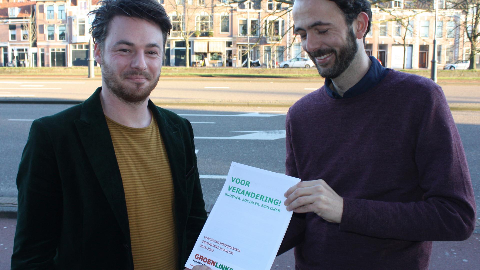 Foto aanbieding verkiezingsprogramma GroenLinks Haarlem 2018-2022